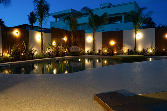 Un giardino contemporaneo tra verde, acqua e luce