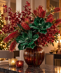 Magnolia Glossy Verde EDG Enzo De Gasperi ambientata in elegante vaso natalizio con rami di Callistemon e Cornus Bordeaux