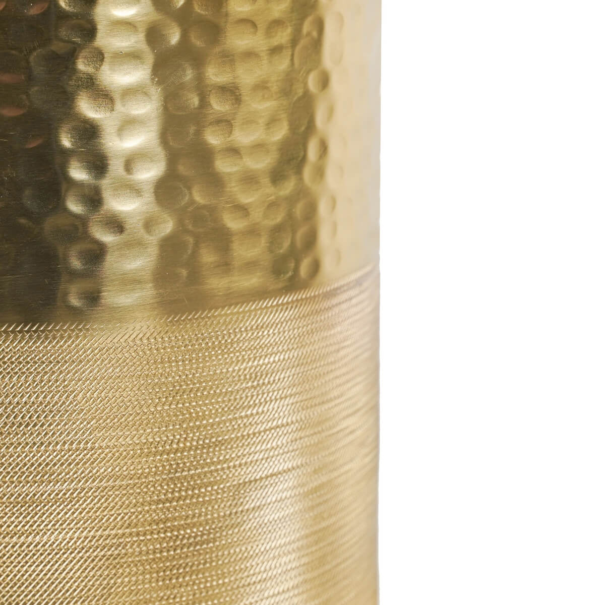 Dettaglio doppia texture martellata e lineare del Vaso Grace M in alluminio oro