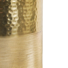 Dettaglio doppia texture martellata e lineare del Vaso Grace in alluminio oro