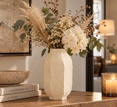 Vaso Primordial Avorio EDG Enzo De Gasperi H 30 × Ø 16,5 cm ambientato con elegante composizione decorativa