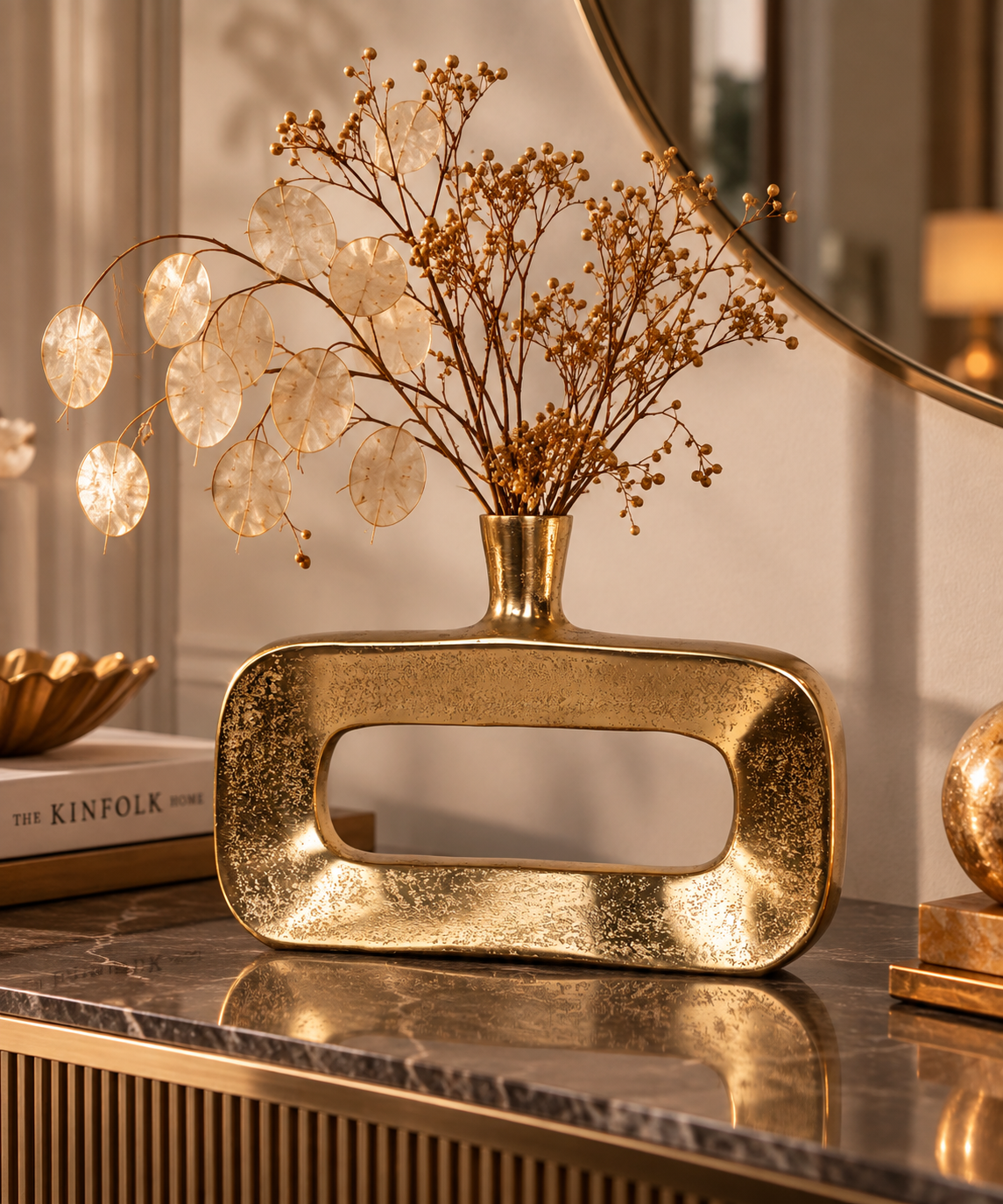 Vaso rettangolare in alluminio oro H21 cm ambientato su consolle moderna